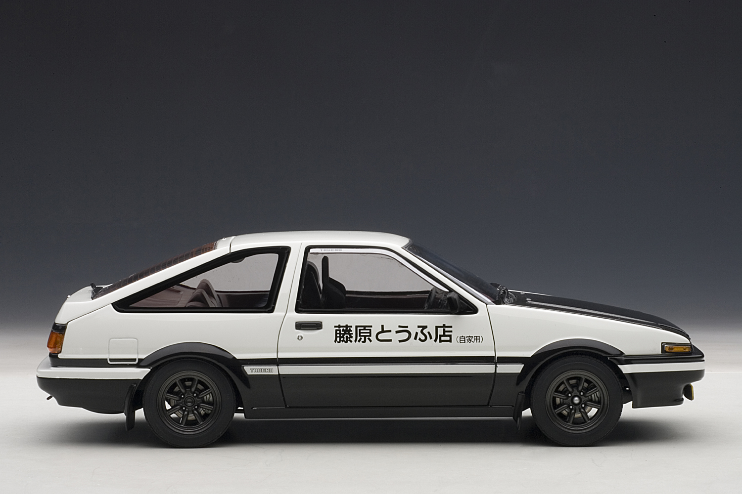 Initial D - 78797 - Toyota Sprinter Trueno (AE86) - 1/18 - Project D (Autoart) photo 3