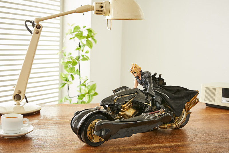 Final Fantasy VII: Advent Children - Cloud Strife - Play Arts Kai - & Fenrir (Square Enix)